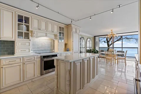 $649,000 | 1500 Sheridan Road, Unit 1F, Wilmette, IL 60091
