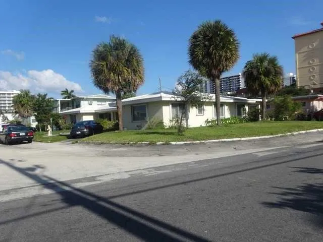 $2,300 | 3202 Northeast 7th Place, Pompano Beach, FL 33062