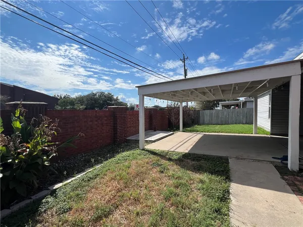 a view of a backyard