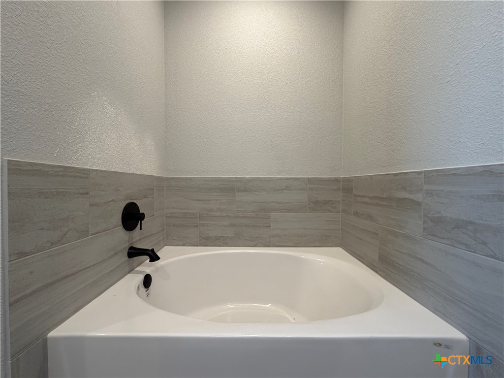 3008 Seeker Street Killeen, TX 76549 - Photo 14 of 25 a bathroom with a tub