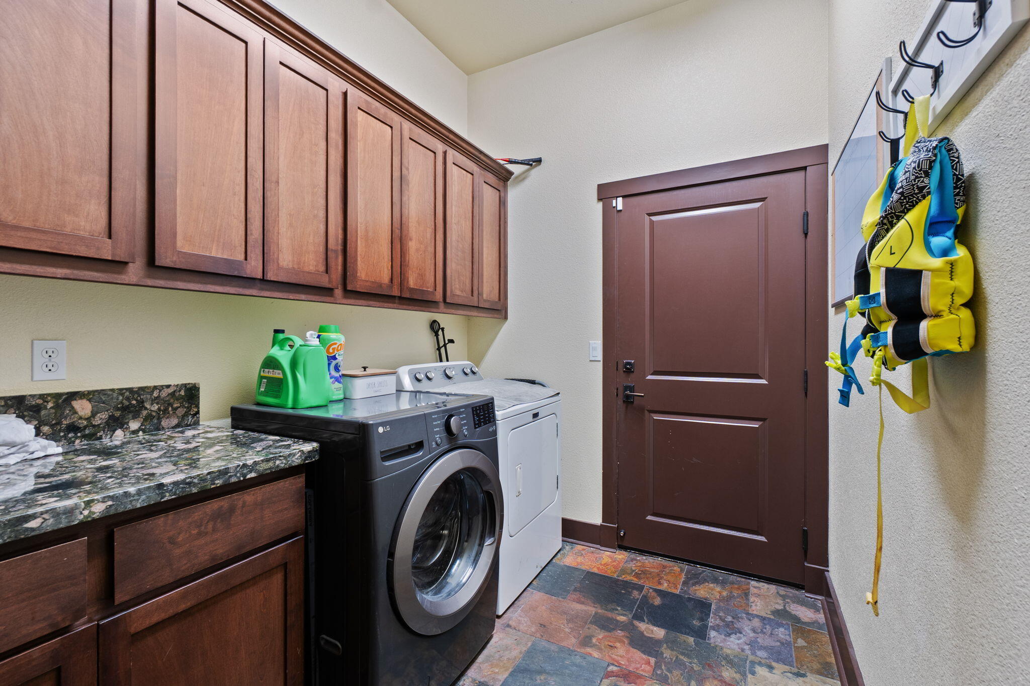 3360 Stanford Drive Redding, CA 96003 - Photo 30 of 56 a utility room with dryer and washer