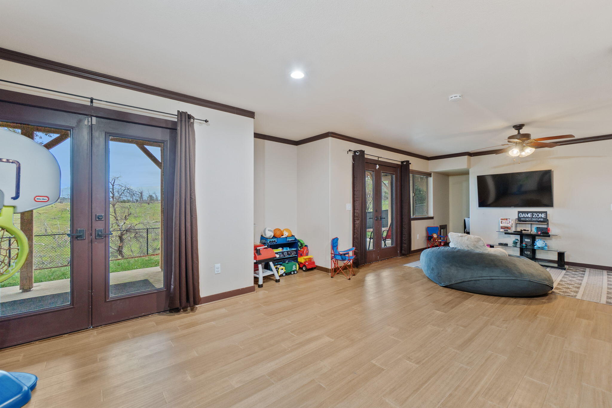 3360 Stanford Drive Redding, CA 96003 - Photo 36 of 56 a living room with furniture and a flat screen tv