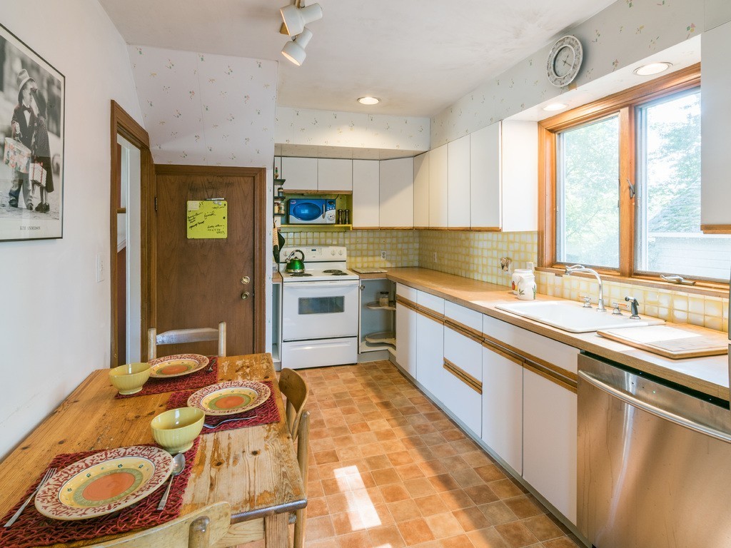 36 Wedgewood Road Newton, MA 02465 - Photo 5 of 18