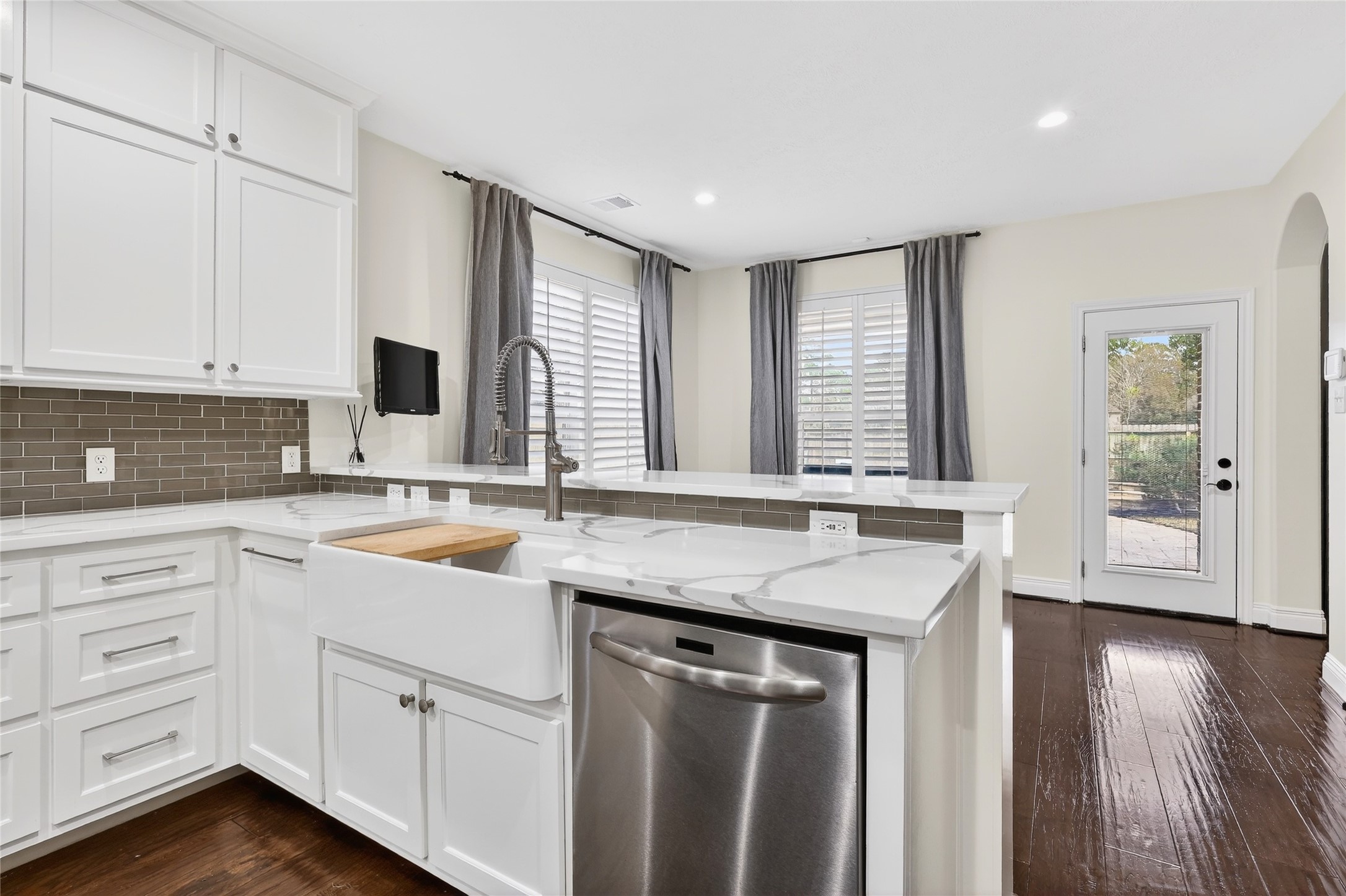 46 New Dawn Place Conroe, TX 77385 - Photo 15 of 39 Light and BRIGHT!