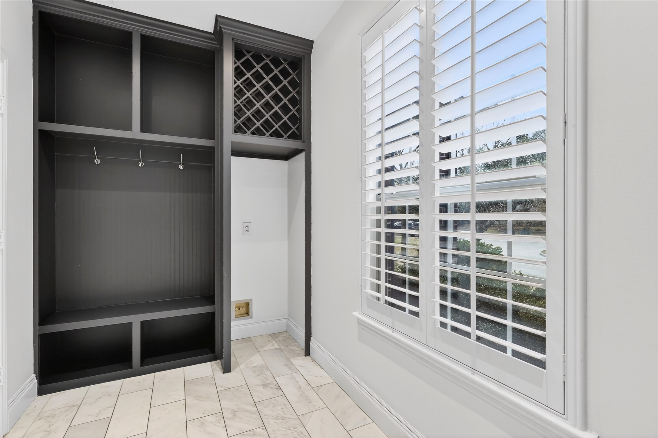 46 New Dawn Place Conroe, TX 77385 - Photo 17 of 39 Laundry/ Utility Room with drop off zone