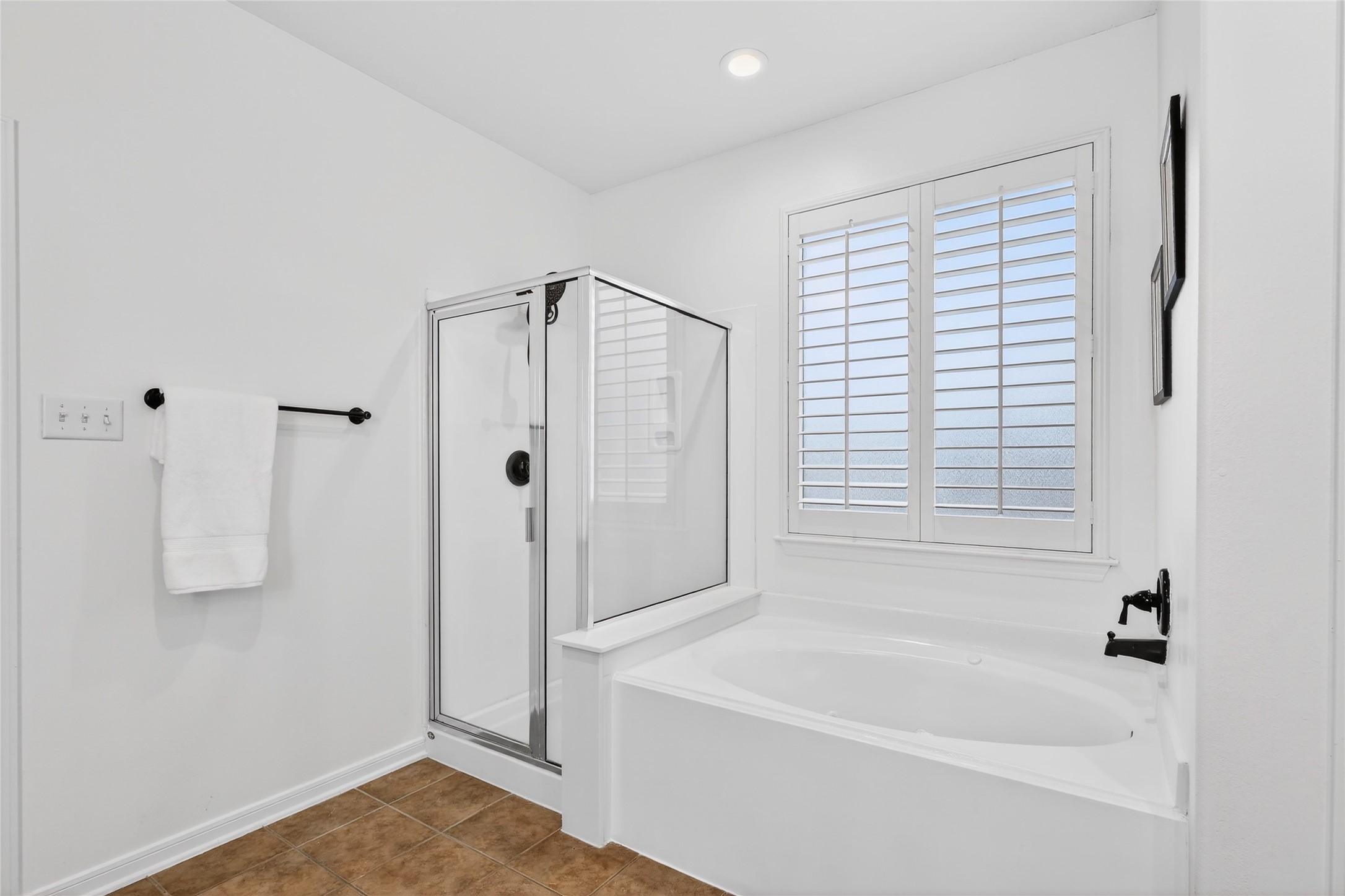 46 New Dawn Place Conroe, TX 77385 - Photo 20 of 39 Primary En-Suite