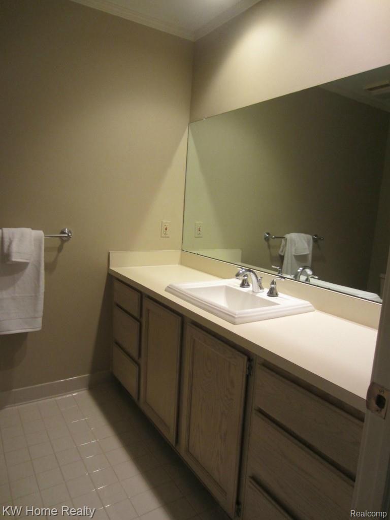 2210 London Bridge Drive, Unit 7 Rochester, MI 48307 - Photo 15 of 21 LONDON-MASTER BATHROOM.jpg