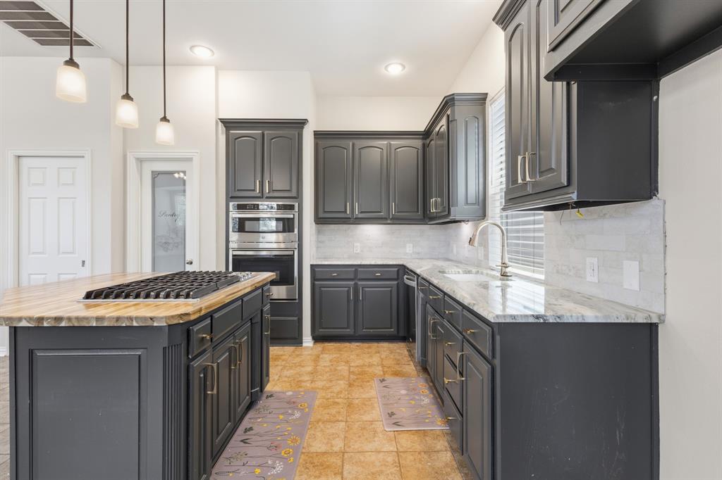 2223 Grizzly Run Lane Euless, TX 76039 - Photo 8 of 30