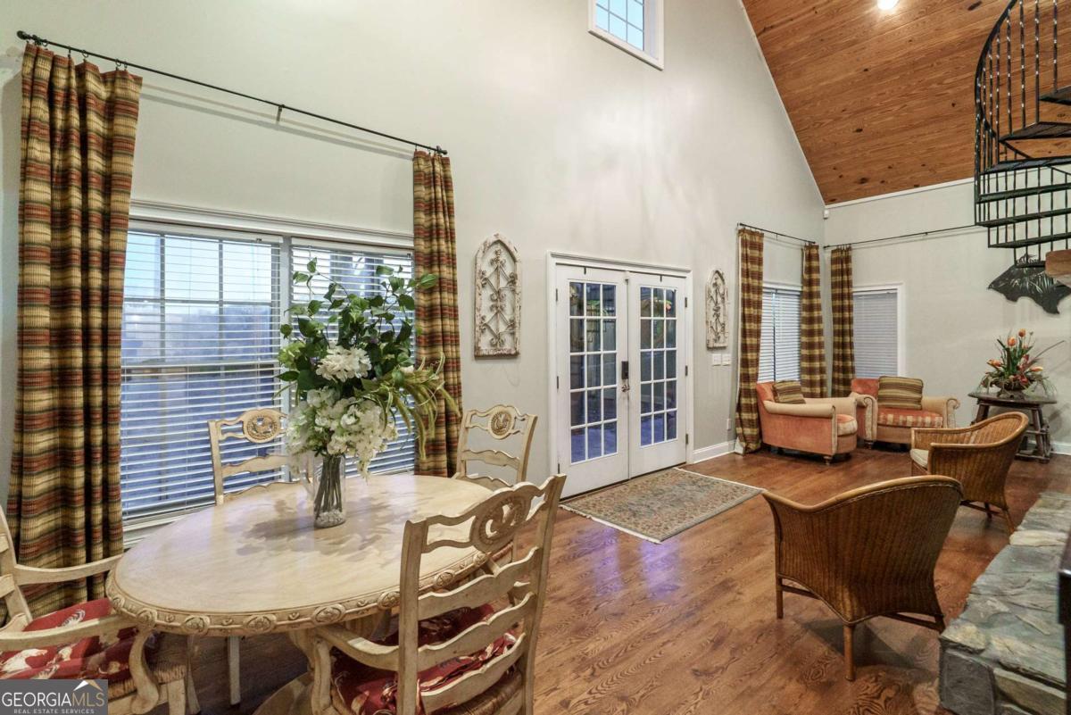 7527 Highway 326 Commerce, GA 30530 - Photo 80 of 100 a living room with furniture and potted plants