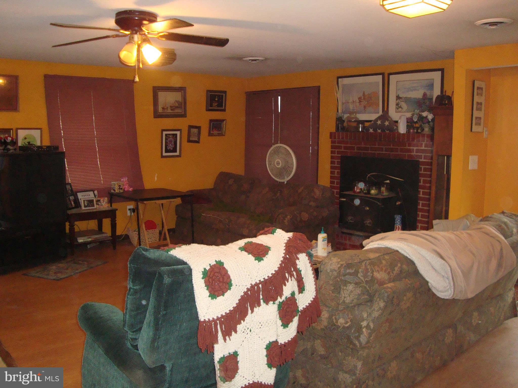 2539 Barrison Point Road Baltimore, MD 21221 - Photo 5 of 7 Living Room