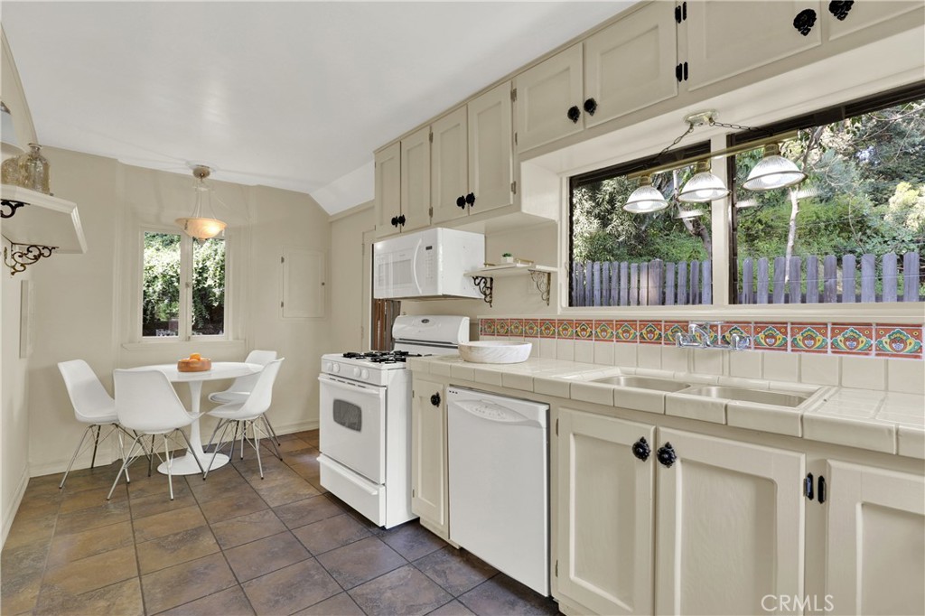 533 West Rustic Road Santa Monica, CA 90402 - Photo 16 of 75