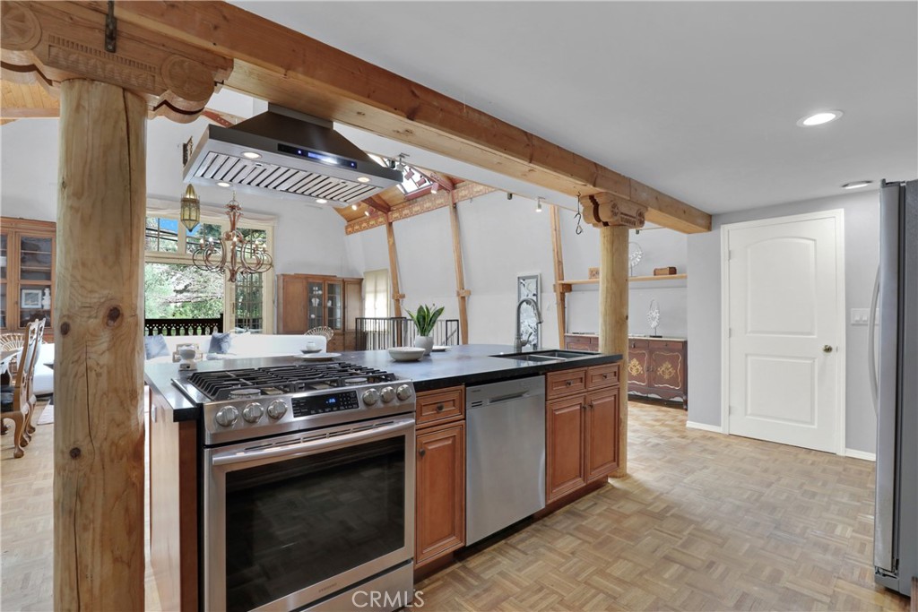 533 West Rustic Road Santa Monica, CA 90402 - Photo 48 of 75