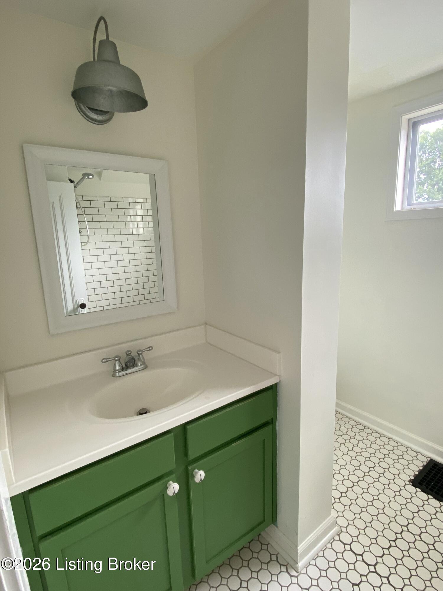 302 Iola Road Louisville, KY 40207 - Photo 20 of 29 IMG_6675