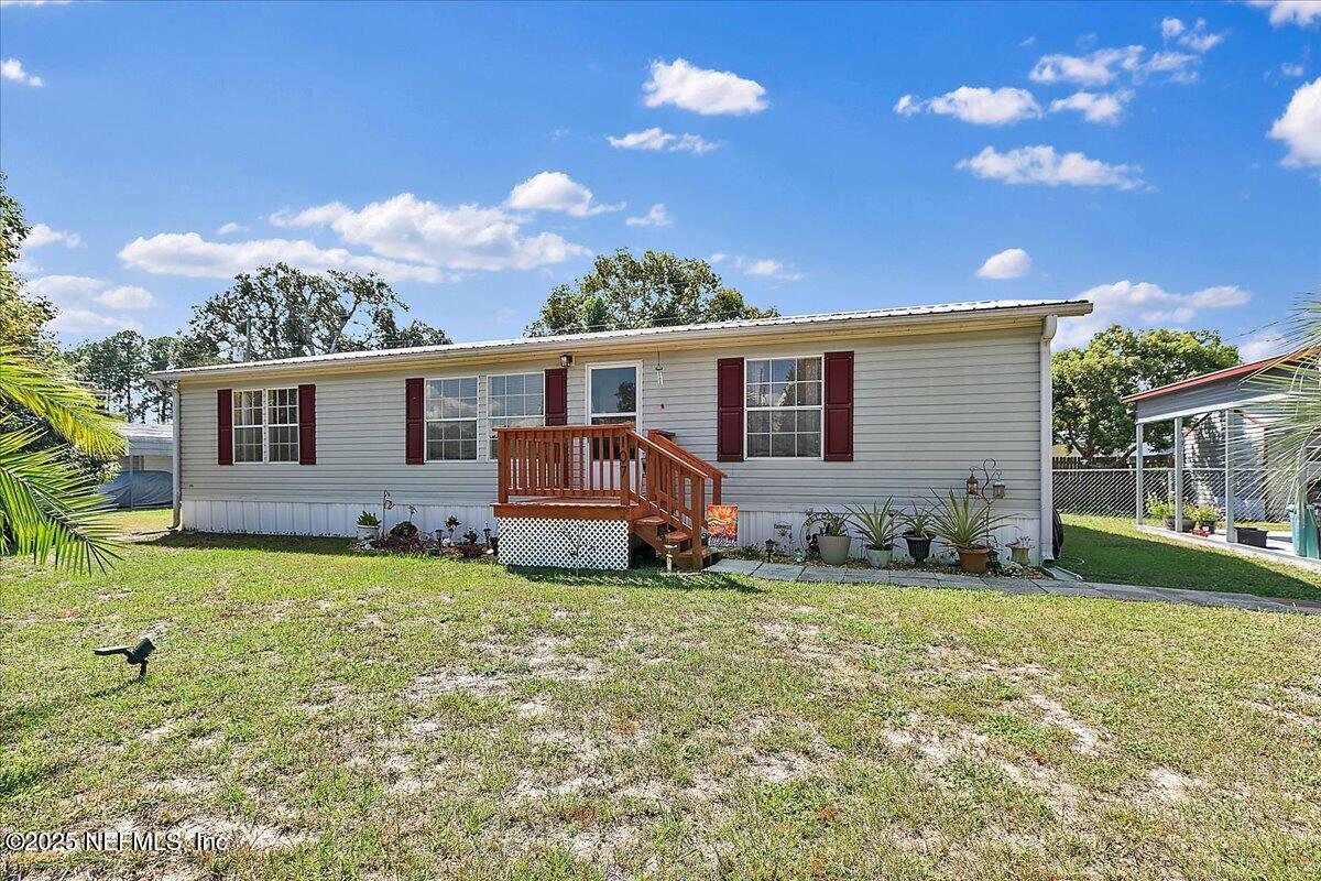 107 Indiana Street Crescent City, FL 32112 - Photo 18 of 19 a backyard of a house with table and chairs