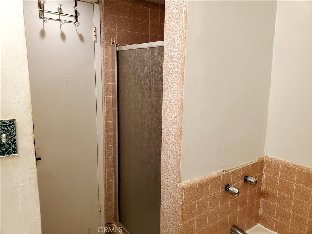 1420 South Butler Avenue Compton, CA 90221 - Photo 20 of 44 a bathroom with a shower