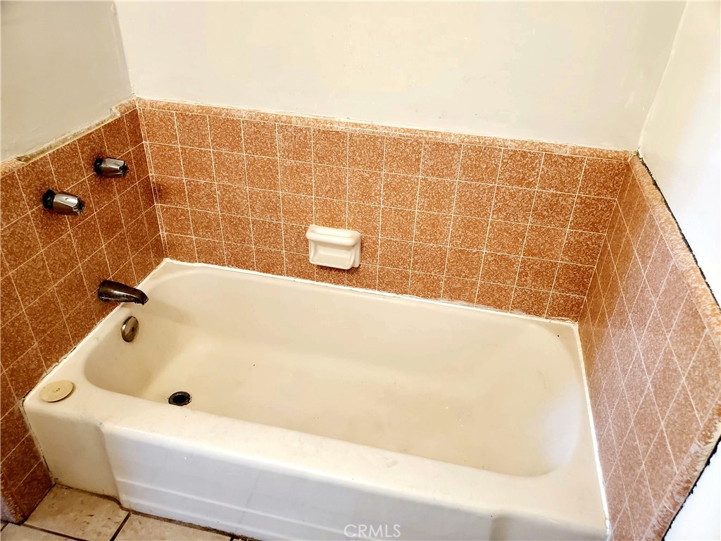 1420 South Butler Avenue Compton, CA 90221 - Photo 22 of 44 a bathroom with a white bath tub