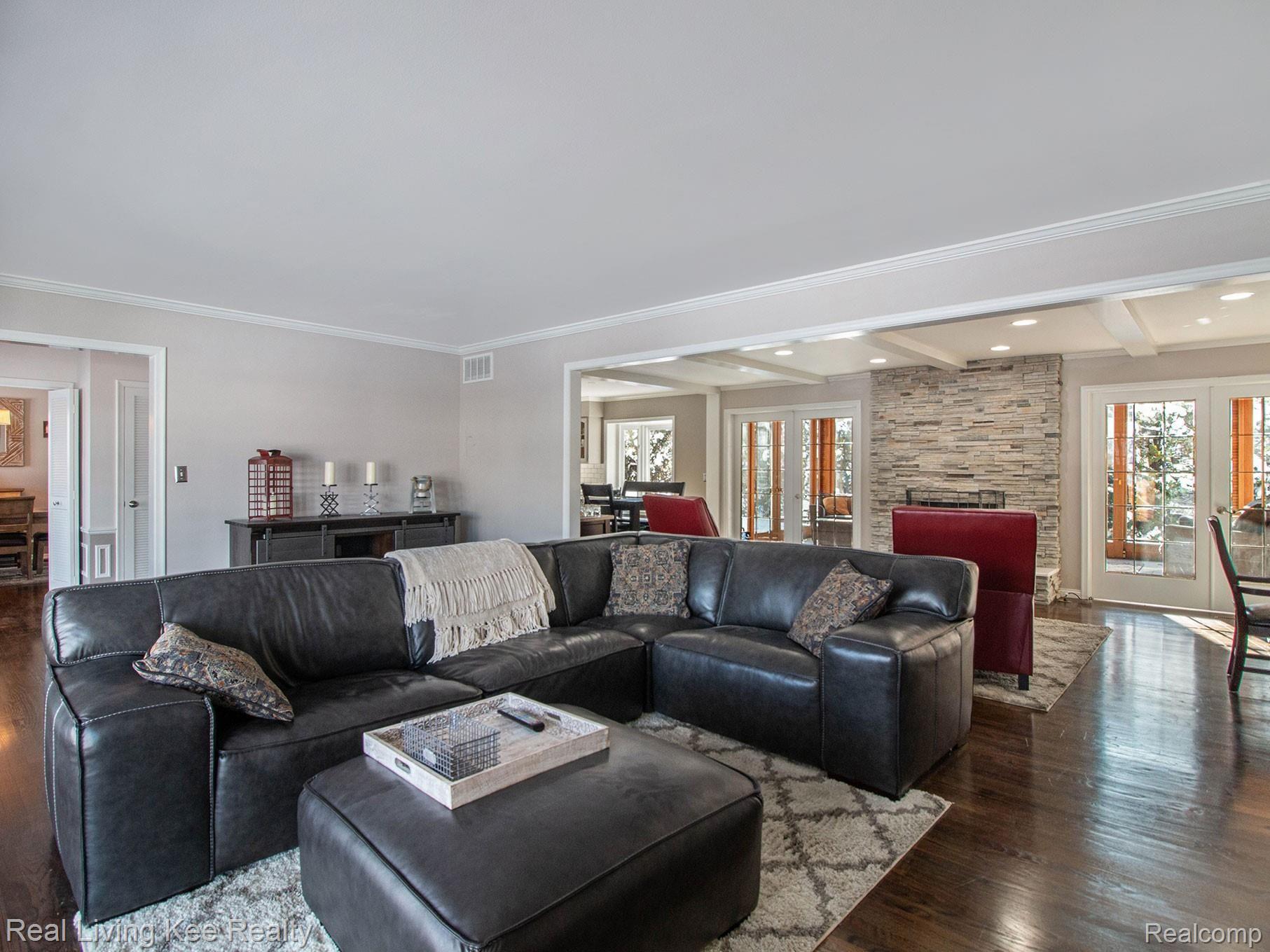 61 North Duval Road Grosse Pointe, MI 48236 - Photo 6 of 33 IMG_0971.jpg