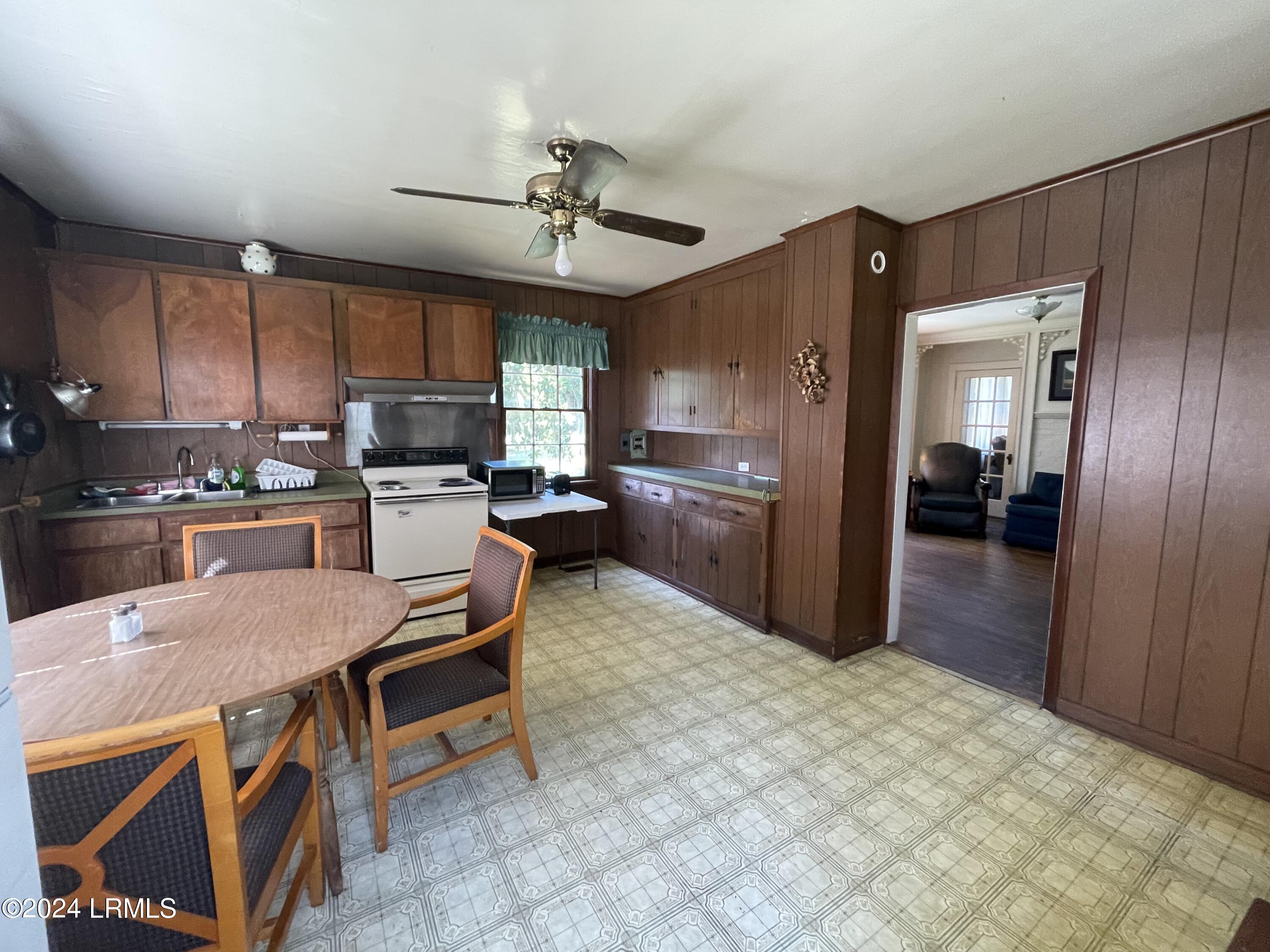310 Ribaut Road Beaufort, SC 29902 - Photo 8 of 18 IMG_9856