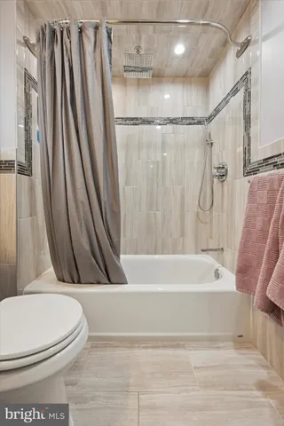 a bathroom with a toilet and a bathtub