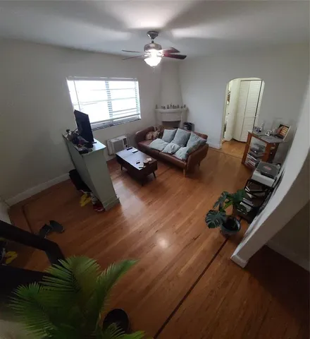 $2,000 | 1559 Meridian Avenue, Unit 207, Miami Beach, FL 33139