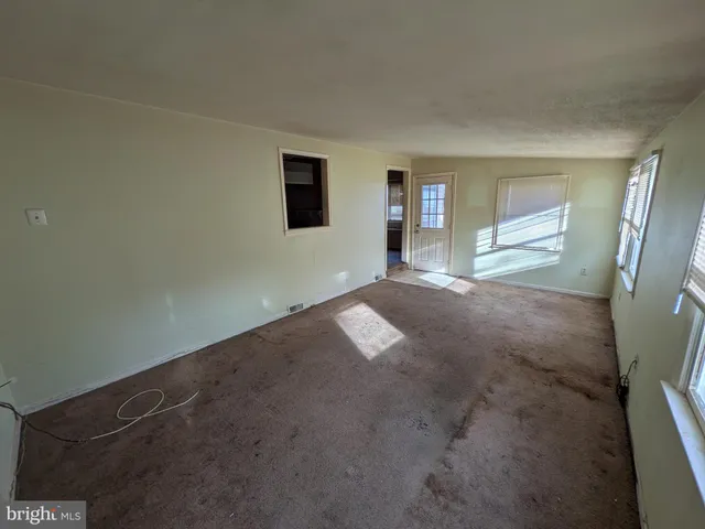 a view of livingroom and hardwood floor