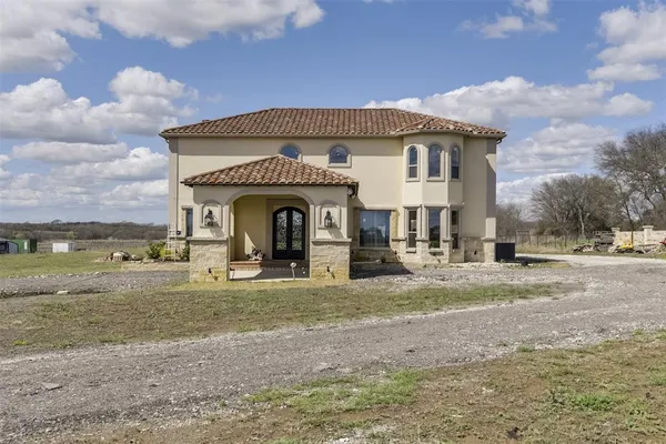 a view of a house with backyard and trees