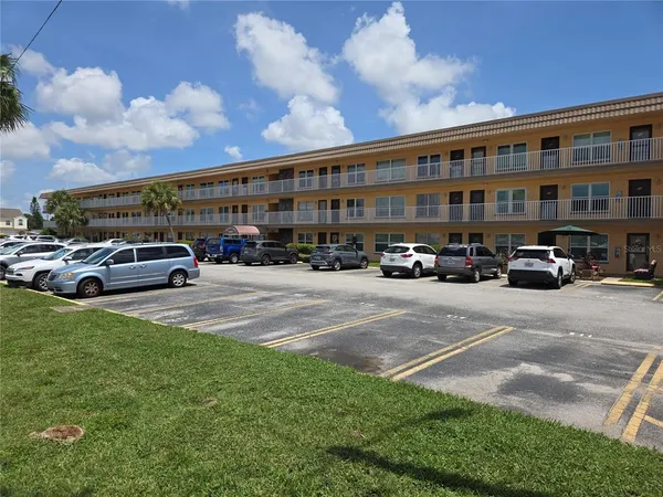 $159,900 | 6400 46th Avenue North, Unit 305, Kenneth City, FL 33709
