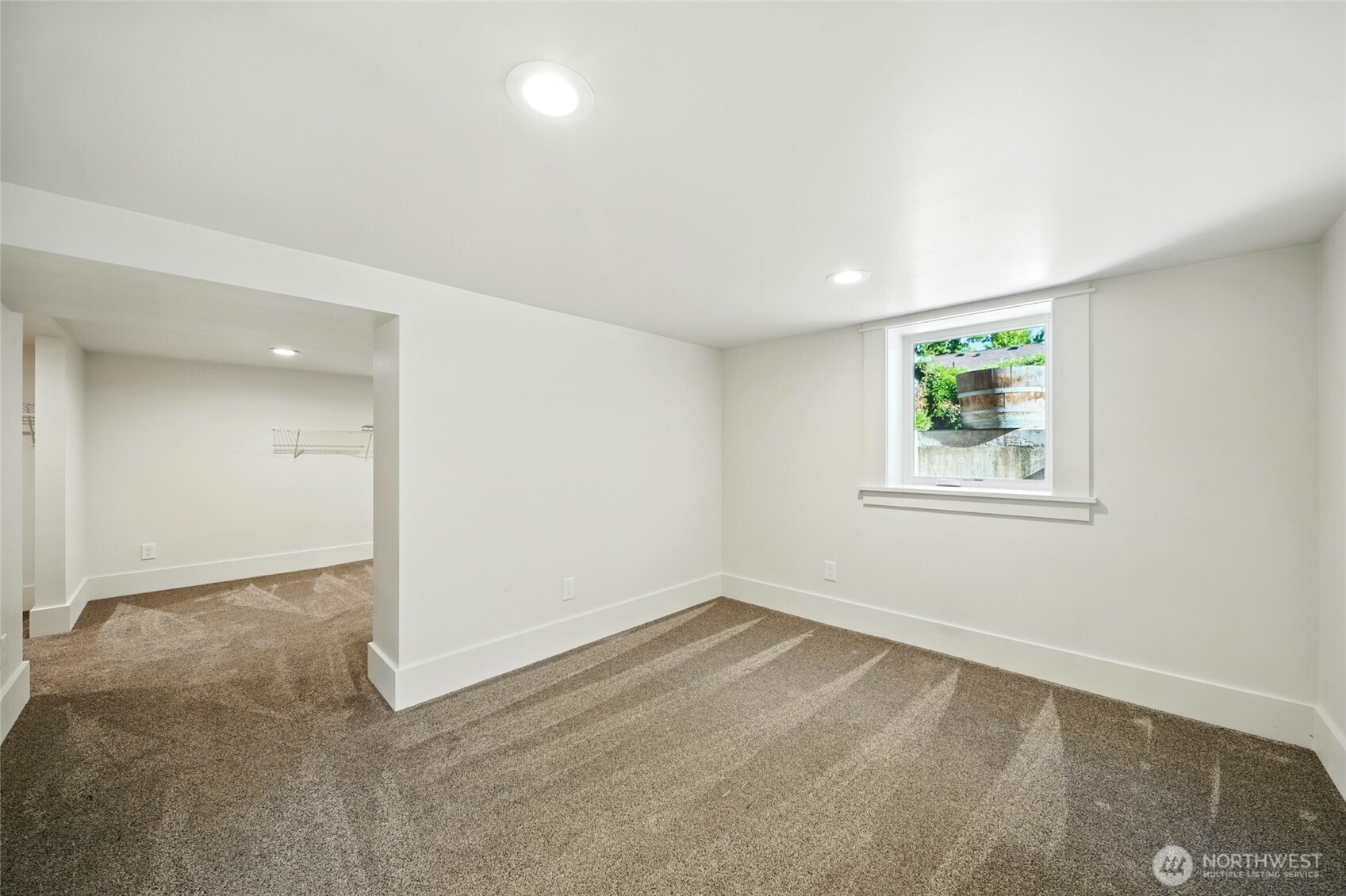 531 Newell Street Walla Walla, WA 99362 - Photo 32 of 38 an empty room with windows and closet