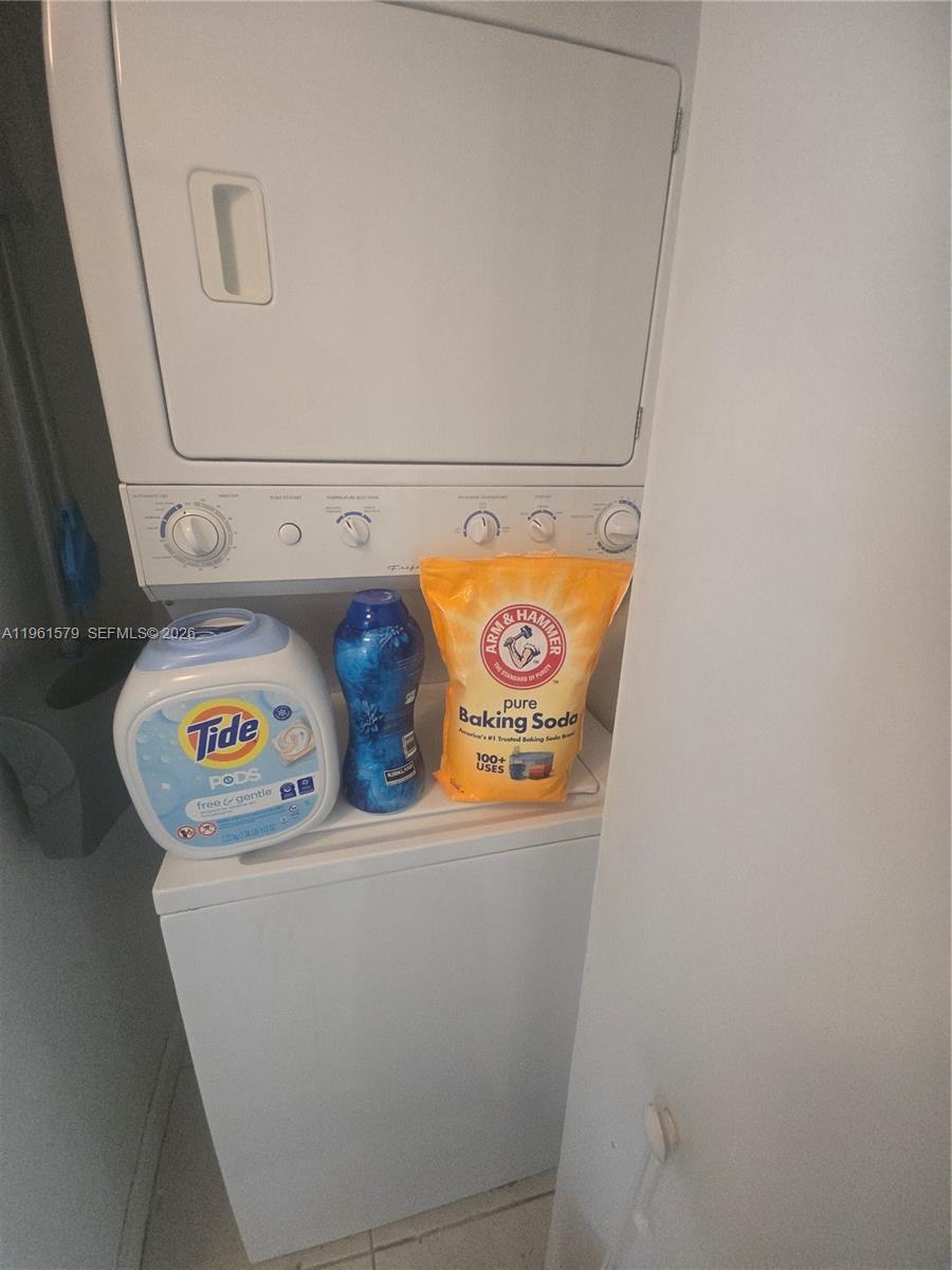 335 South Biscayne Boulevard, Unit 3400 Miami, FL 33131 - Photo 24 of 52 a utility room with dryer and washer