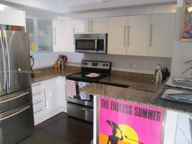 335 South Biscayne Boulevard, Unit 3400 Miami, FL 33131 - Photo 39 of 52 a kitchen with stainless steel appliances granite countertop a refrigerator stove and sink