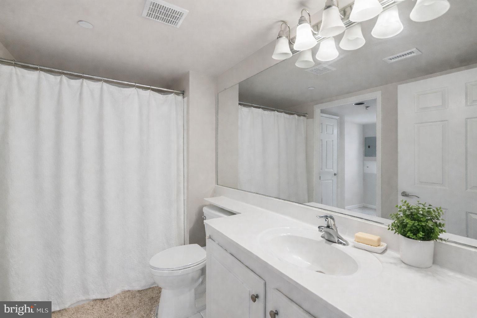 11710 Old Georgetown Road, Unit 1020 North Bethesda, MD 20852 - Photo 8 of 20 Ensuite Bath