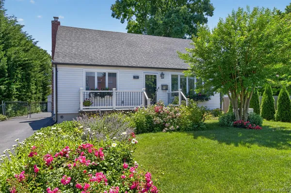 $799,000 | 38 Oakwood Street, Greenlawn, NY 11740