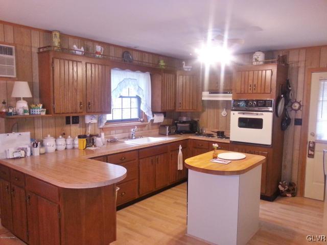 220 Robin Court Bushkill, PA 18324 - Photo 4 of 27 Gallery Image 4