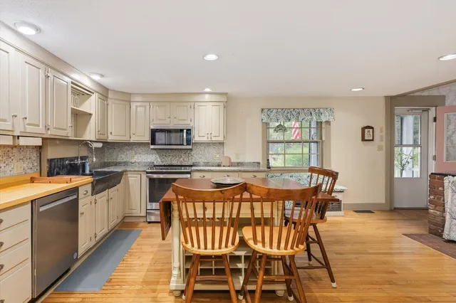 $533,000 | 3 Old County Road South, Francestown, NH 03043