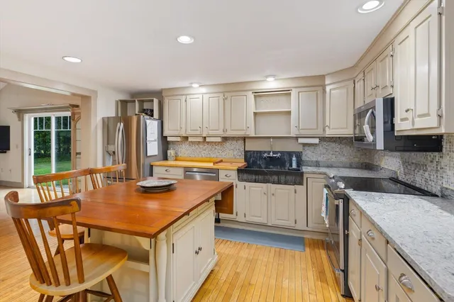 $533,000 | 3 Old County Road South, Francestown, NH 03043