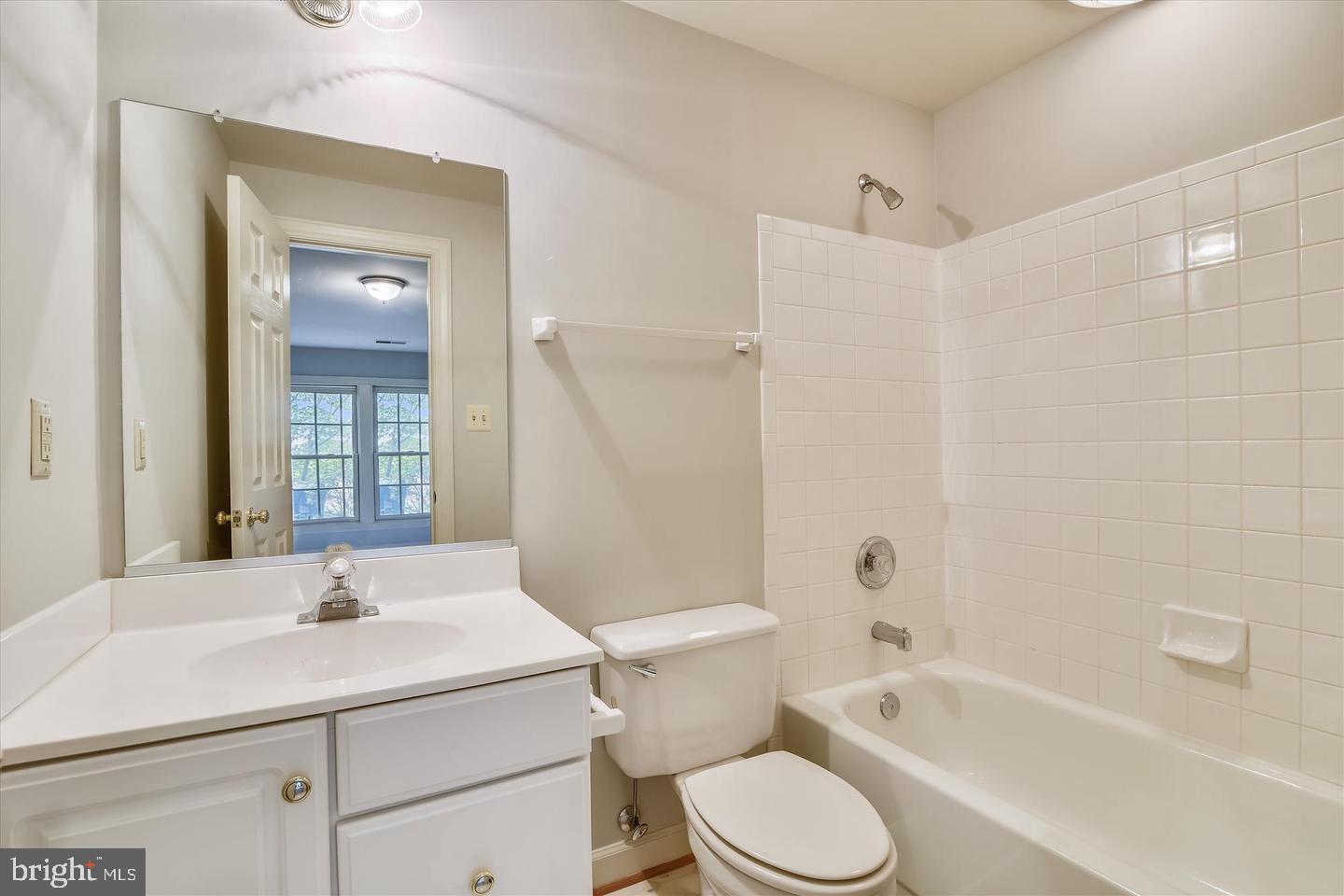 14386 Silo Valley View Centreville, VA 20121 - Photo 19 of 24 FULL GUEST BATH