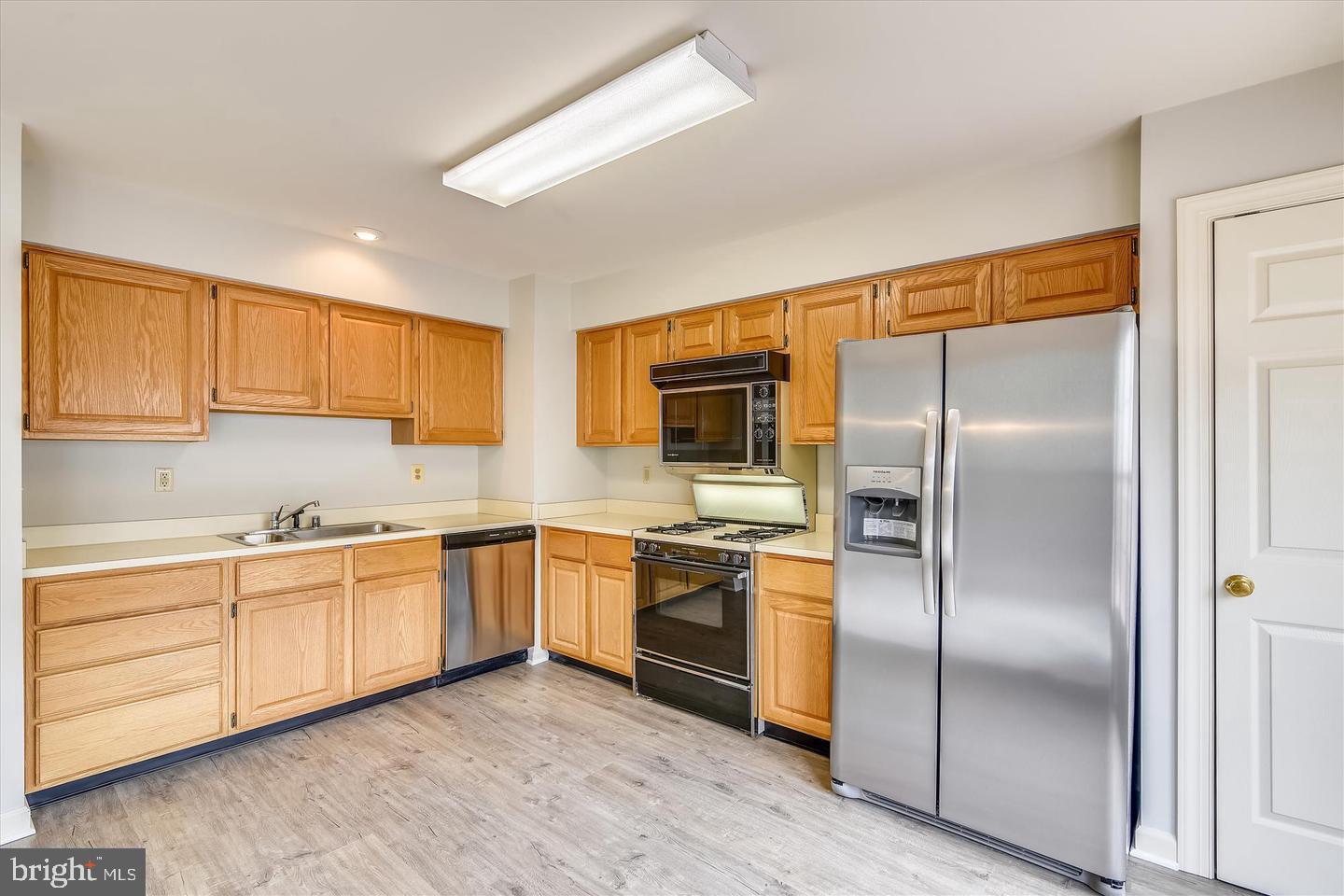 14386 Silo Valley View Centreville, VA 20121 - Photo 6 of 24 OPEN KITCHEN W/SS FRIDGE