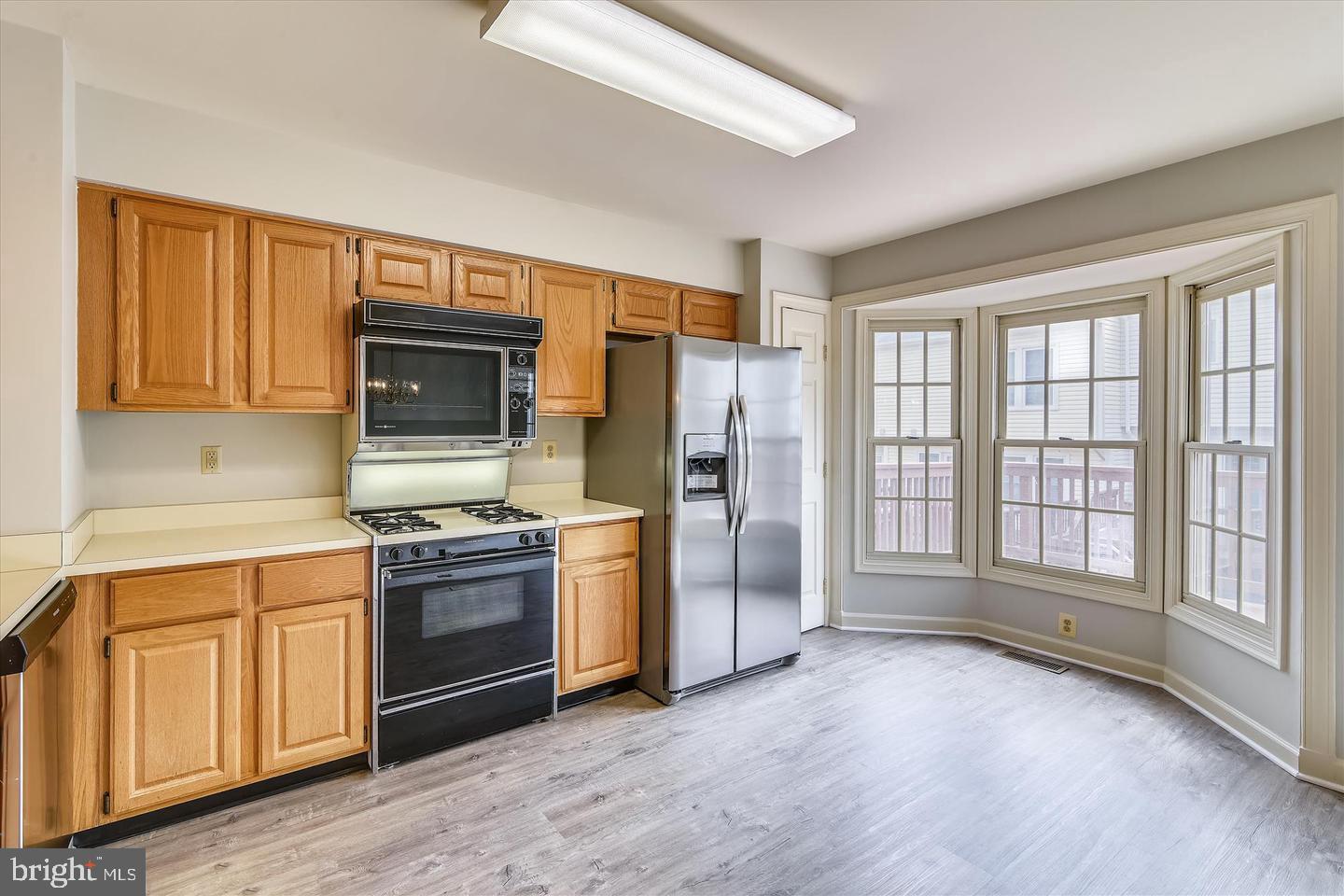 14386 Silo Valley View Centreville, VA 20121 - Photo 7 of 24 OPEN KITCHEN W/NEWER FLOORS/BAY WINDOW