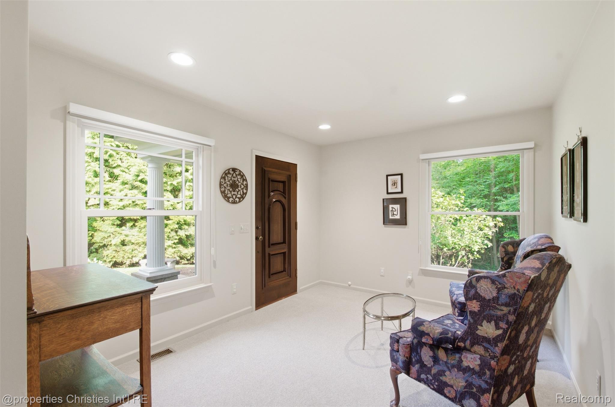 25235 Canterbury Road Franklin, MI 48025 - Photo 11 of 56 Neutral-toned walls complement the light-colored carpeting