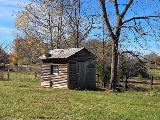 a view of yard with tree
