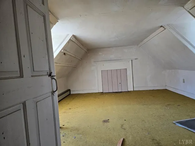a view of empty room with ceiling fan