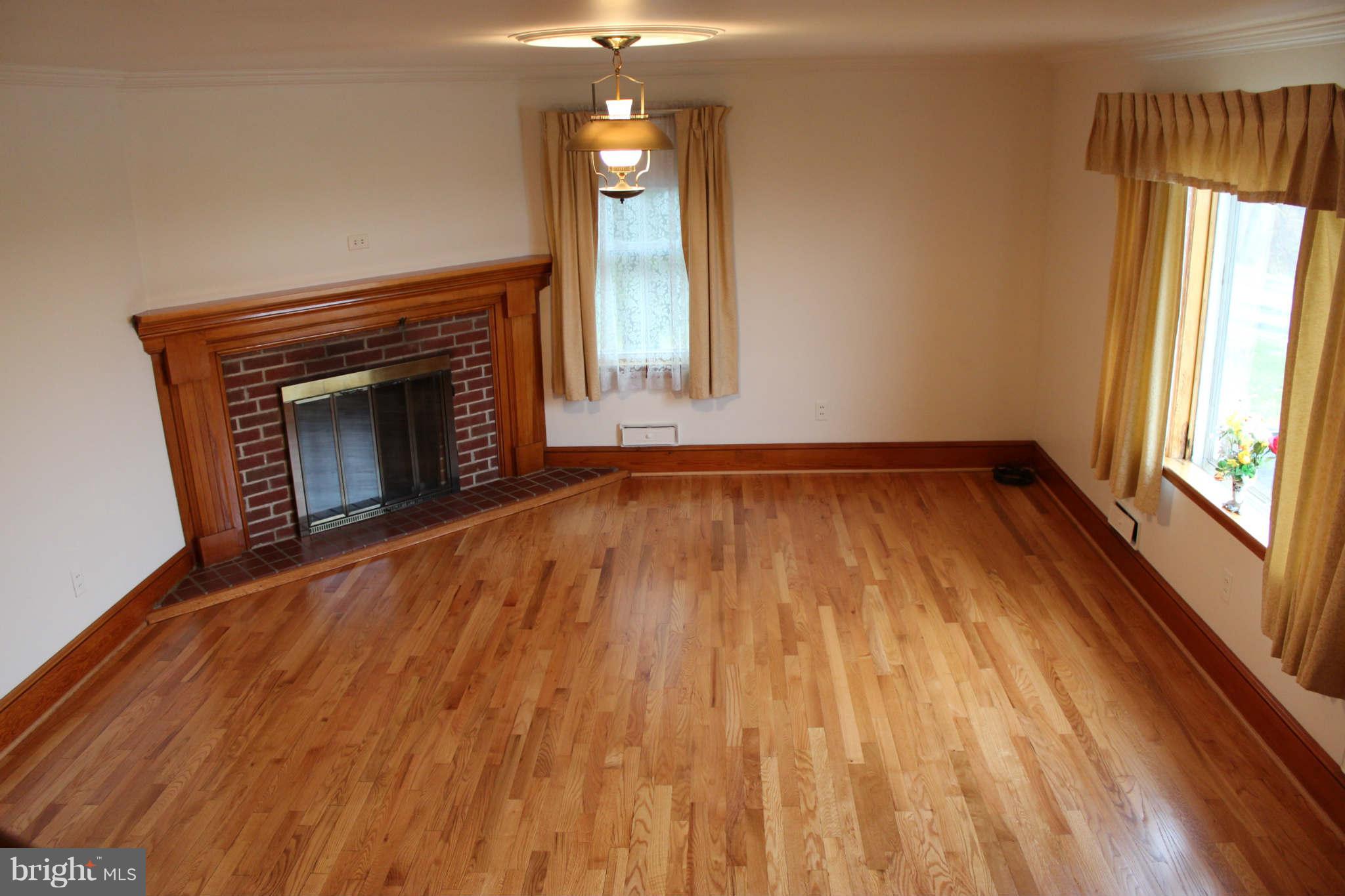 16821 Fairview Road Hagerstown, MD 21740 - Photo 11 of 30 Living Room