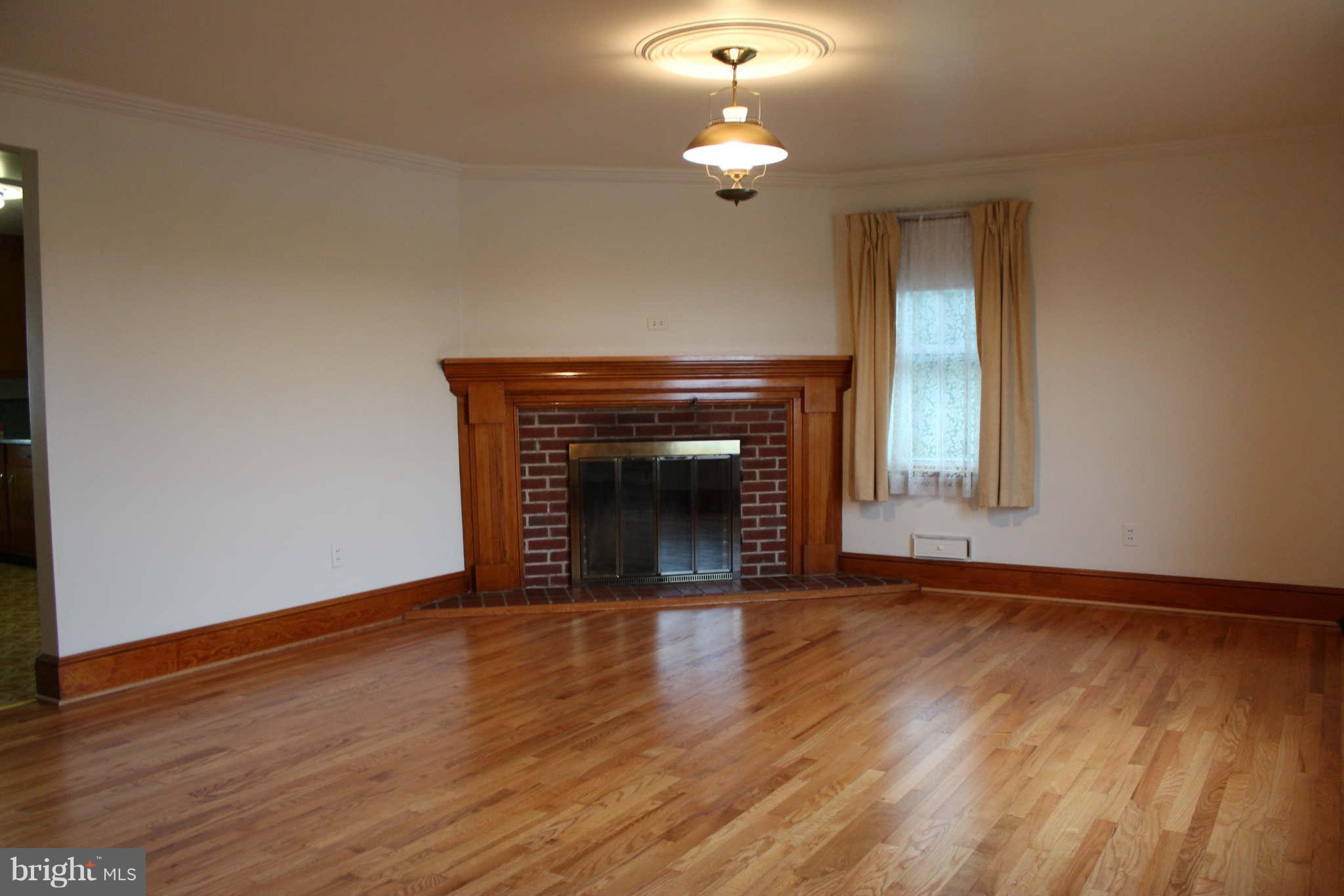 16821 Fairview Road Hagerstown, MD 21740 - Photo 12 of 30 Living Room