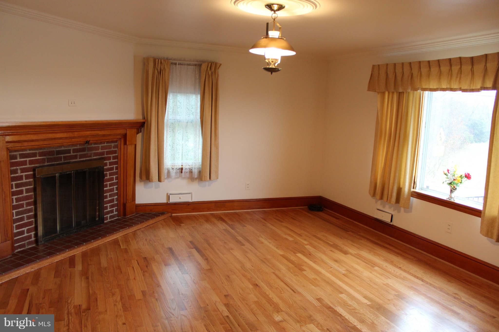 16821 Fairview Road Hagerstown, MD 21740 - Photo 13 of 30 Living Room