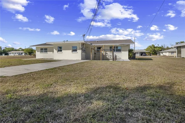 a view of a house with a yard