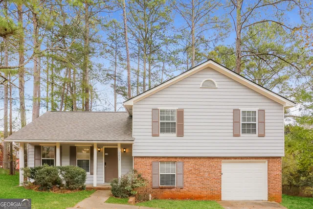 a view of a house with a yard