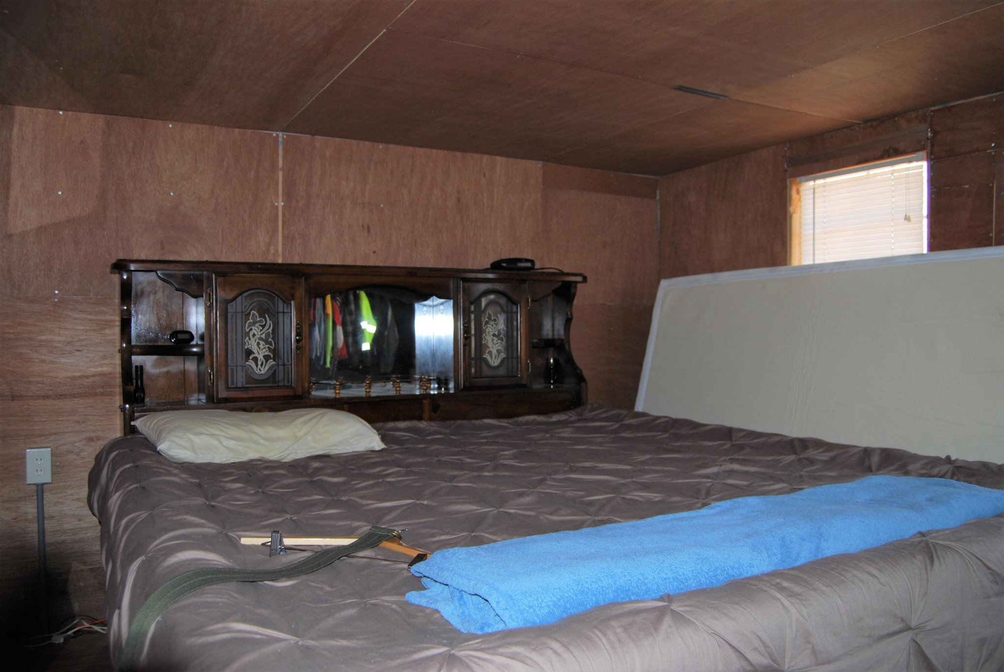 1415 Log Road Spring City, TN 37381 - Photo 31 of 34 a bedroom with a large bed and window
