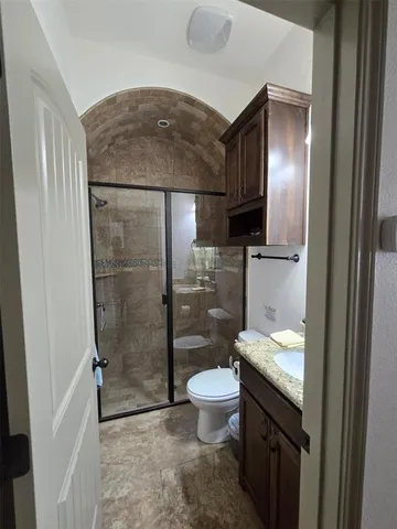 a view of a house with backyard