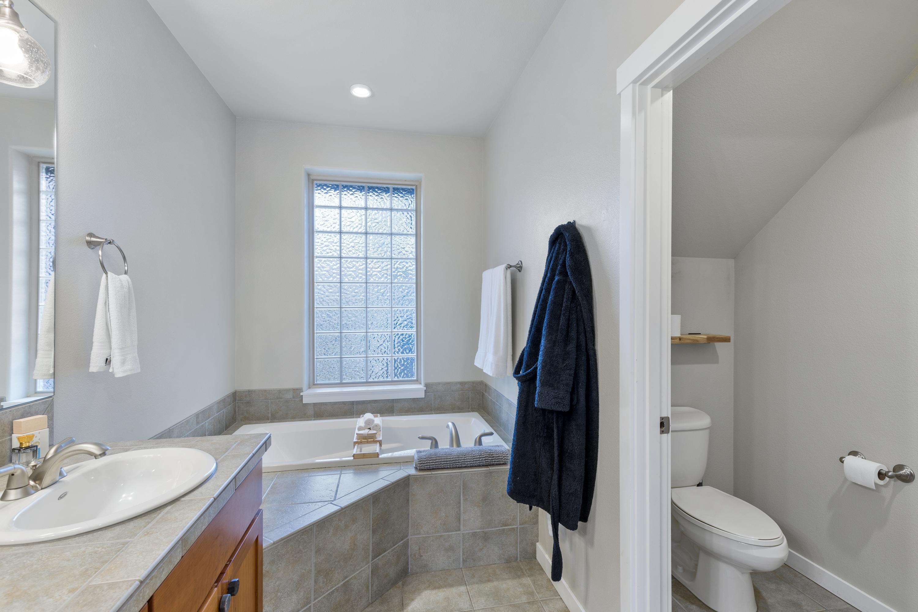 1281 Highland View Loop Redmond, OR 97756 - Photo 17 of 42 Primary Bath