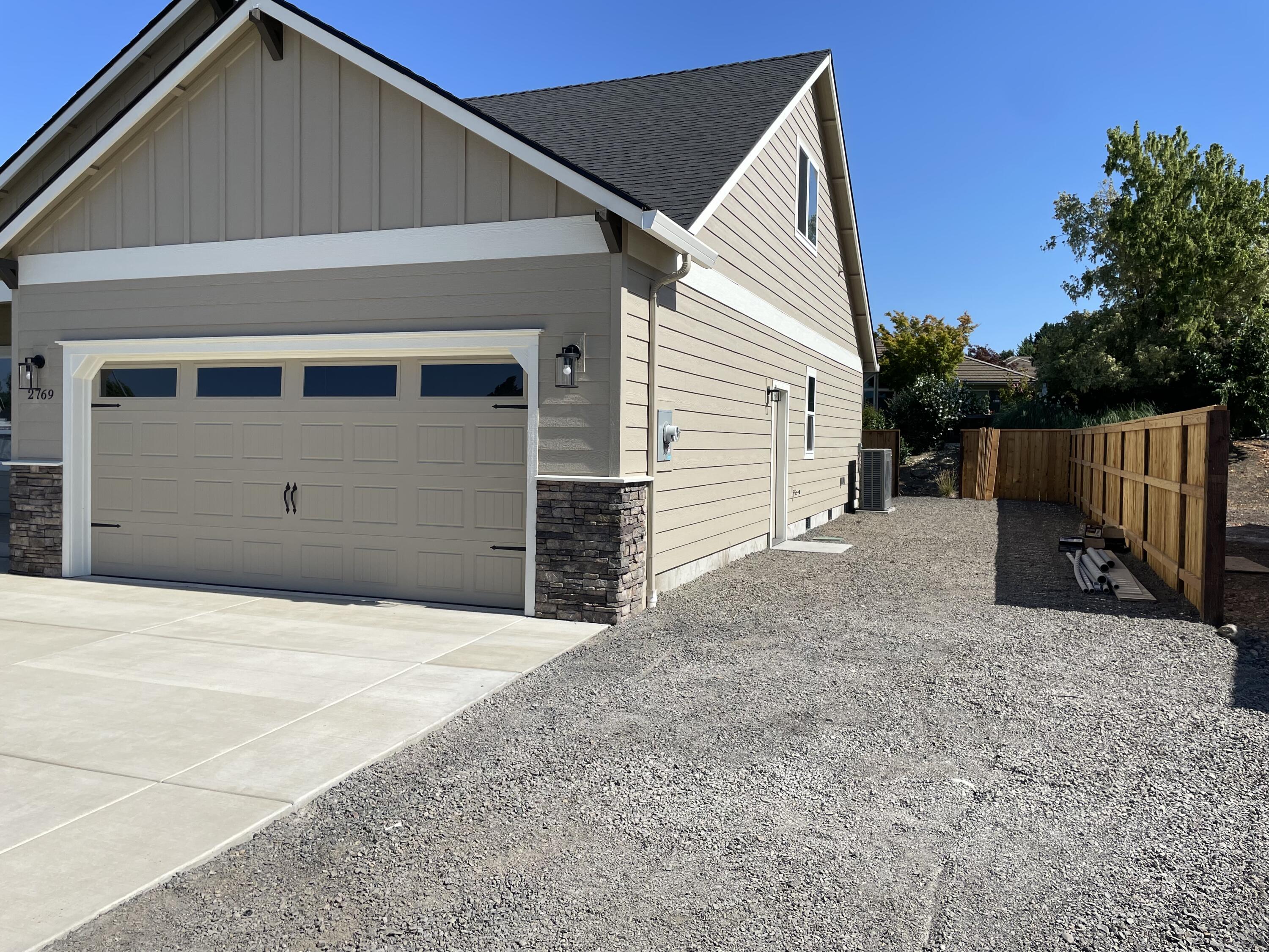 2769 Roberts Road Medford, OR 97504 - Photo 2 of 29 Front w/RV Parking